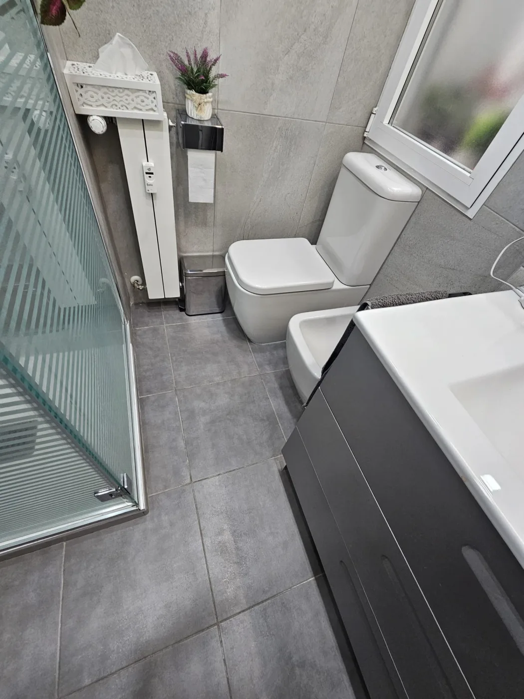Baño con suelo de azulejo antes de QWOOD