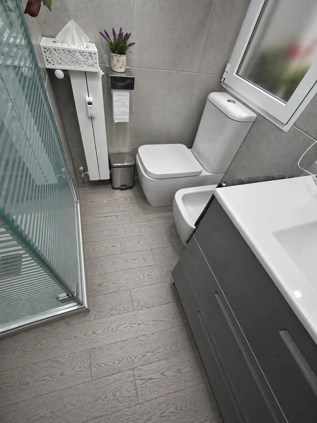 Baño con suelo de madera QWOOD instalado